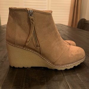 Toms Women’s Avery Wedge Booties